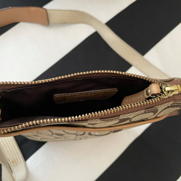 Coach signature crossbody - Picture 2 of 3